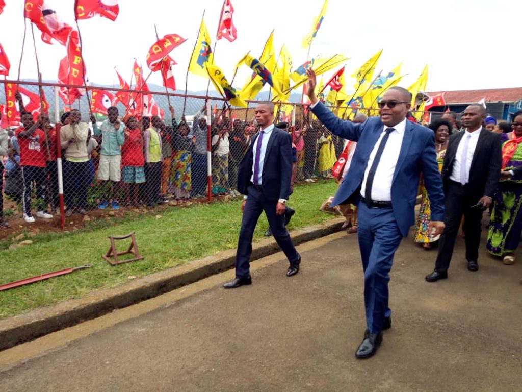 Le Gouverneur de la province du Sud-Kivu Théo Ngwabidje salu le public à l'aéroport de Kavumu. Ph. Amani Alimasi Joseph