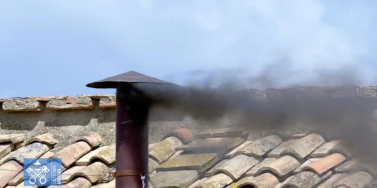 Vatican: No Supreme Pontiff Elected Yet – Black Smoke Marks Second Day of Conclave