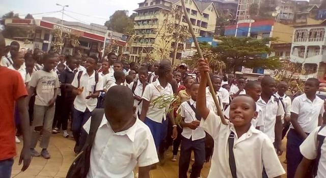 SUD-KIVU: Les Écoliers en colère dans La rue pour réclamer la reprise des Cours.