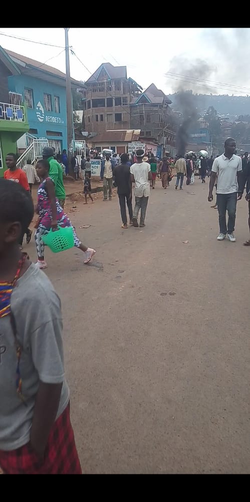 Bukavu : Les pomba solution barricadent la Route Nationale n°5 pour protester contre l’arrestation de leurs chef.