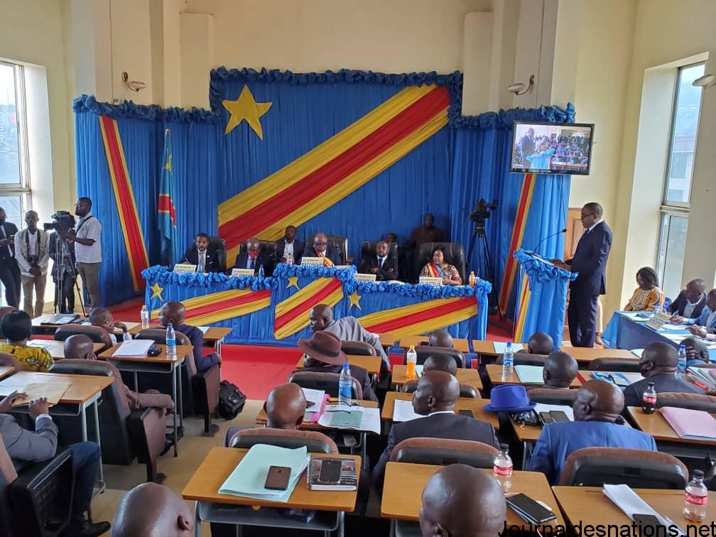 Sud-Kivu: Voici les réactions des habitants de Bukavu après le vote de la motion de défiance pour faire partir  Théo Ngwabidje kasi à  la tête de la province.