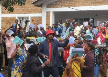 Sud Kivu : Les jeunes Kameristes du Sud Kivu  sont venus au chevet des plusieurs familles en fournitures scolaires.