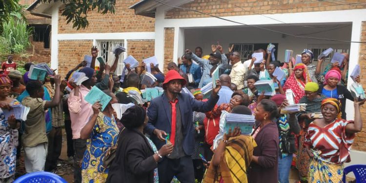 Sud Kivu : Les jeunes Kameristes du Sud Kivu  sont venus au chevet des plusieurs familles en fournitures scolaires.