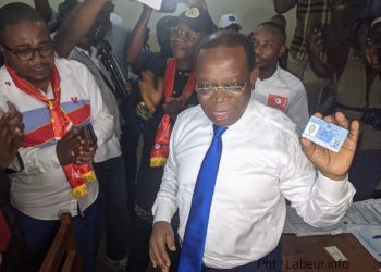 Bukavu: Le président du sénat Modeste  Bahati Lukwebo s’acquitte de son devoir citoyen, en s’enrolant