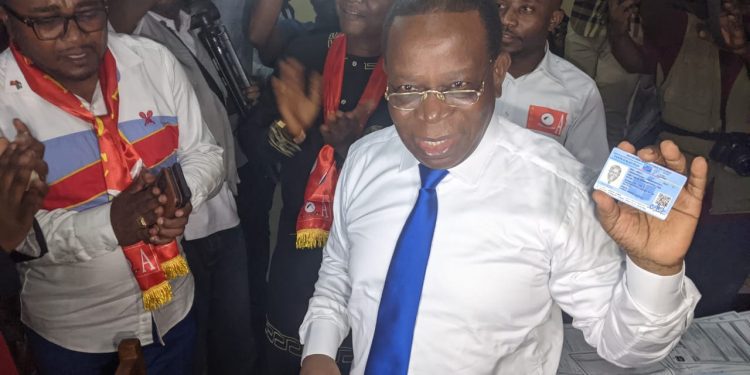 Bukavu: Le président du sénat Modeste  Bahati Lukwebo s’acquitte de son devoir citoyen, en s’enrolant