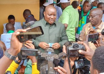 Sud-Kivu : Claude Nyamugabo obtient sa carte d’électeur à Kabare et recommande à un enrôlement massif