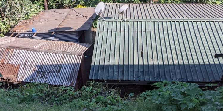 Insécurité au quartier Nkafu : dans l’avenue Mwangaza, la population barre la route aux malfrats