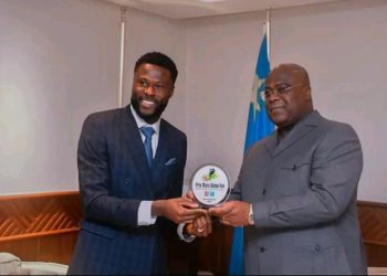 Sport : Chancel Mbemba Mangulu présente Félix Antoine Tshisekedi Tshilombo son trophée du meilleur joueur africainYou