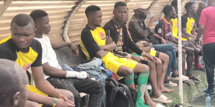 EUFBUK-D2 : Aigle vert accrochée par le Football club Emo 