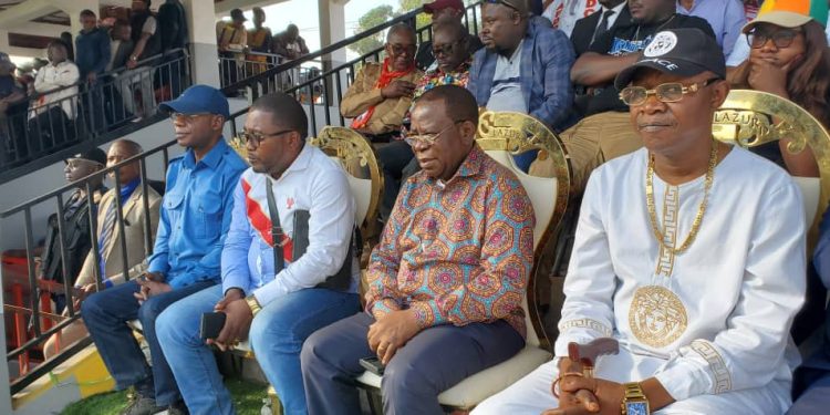 Stade municipal Funu: Prof.Bahati Lukwebo remet officiellement le terrain dans les mains de la population