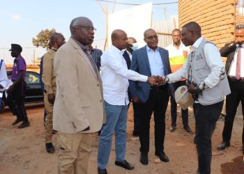 Sud-Kivu: le Ministre d’Etat en charge des infrastructures et Travaux publics encourage l’entreprise GFC/ACRCAM pour le professionalisme dans la construction 