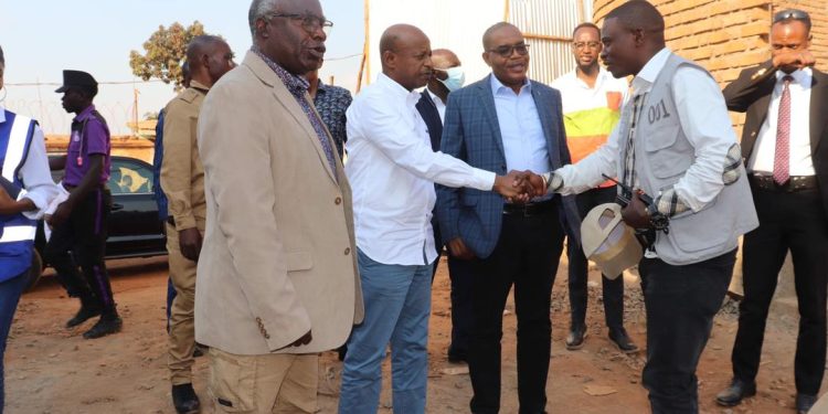 Sud-Kivu: le Ministre d’Etat en charge des infrastructures et Travaux publics encourage l’entreprise GFC/ACRCAM pour le professionalisme dans la construction