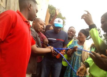 Bukavu : les habitants des avenues Ruzizi  1 et 2 se communiquent  à nouveau  grâce aux efforts du Prof.Nachigera Gustave