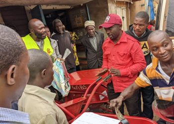 Kaniola : Dans la continuité de ses projets de développement, La Génération AIMÉ BOJI SANGARA apporte des matériels en appuie aux travaux de construction du stade de Nzibira.