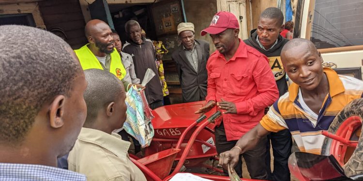 Kaniola : Dans la continuité de ses projets de développement, La Génération AIMÉ BOJI SANGARA apporte des matériels en appuie aux travaux de construction du stade de Nzibira.
