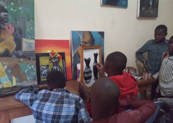 Bukavu/Culture : Cosmos center transforme les déchets papiers en œuvres d’art