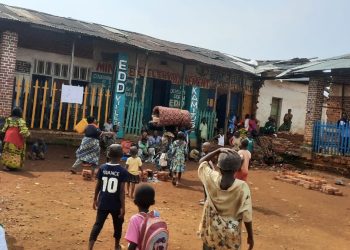 Sud-kivu : les anciens travailleurs de la société somenki dans la rue à kamituga.