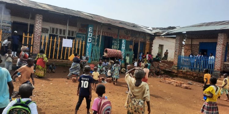 Sud-kivu : les anciens travailleurs de la société somenki dans la rue à kamituga.