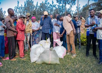 Walungu : La population de Mushinga et burhale ont reçu le Don des semences de la part de FONDAMU fondation Mutayongwa