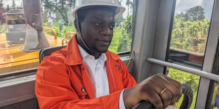 Campagne électorale à Kabare : Les habitants de Cirunga et Bugobe ne jurent que par BAHATI MAYGENDE Serge qui a lancé les travaux de réhabilitation des routes de desserte agricole.(Alain MAGURU)