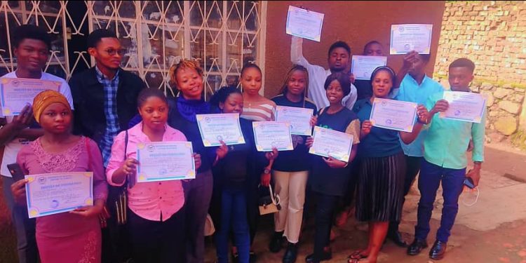 Sud-kivu :Les jeunes de l’AJM-MDVC ont bénéficié d’une formation en Anglais, financée par le Dr Justin Mudekereza Bisimwa, candidat président N°.14