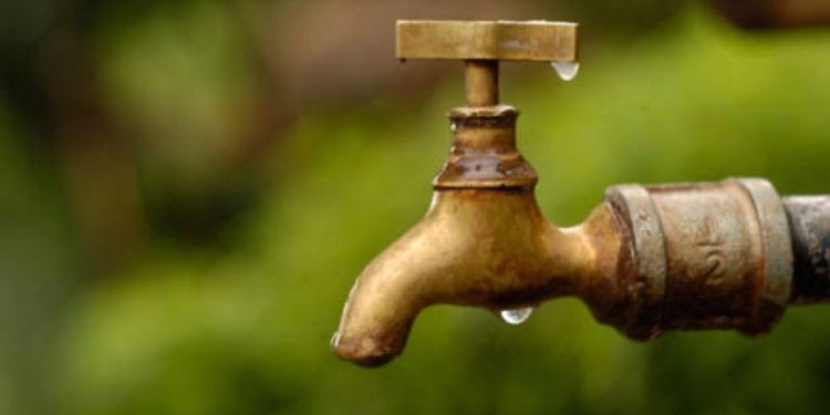 Pénurie d’eau potable à Bukavu: des habitants du chef-lieu du Sud-kivu, sillonnent les rues à la recherche de l’eau ce dernier temps.