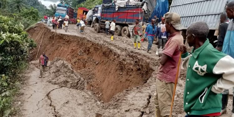 SUD KIVU/ MWENGA : Le trafic Bukavu Mwenga complètement coupé au niveau de la chefferie de Burhinyi