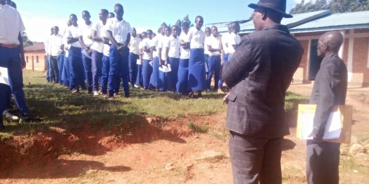 Sud-Kivu : Deux cent quatre-vingt finalistes prennent part aux épreuves hors-session de l’examen d’Etat dans l’EPST Fizi 5.