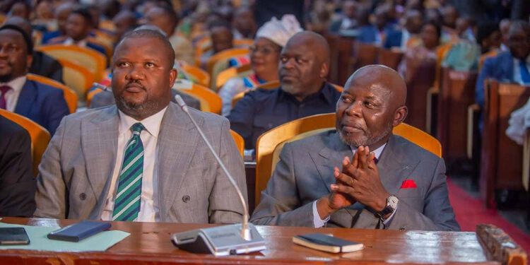 Assemblée nationale : L’honorable CEDRICK TSHIZAINGA KAPUMBA vient de faire son entrée à l’hémicycle pour soutenir le Mwalimu Vital Kamerhe