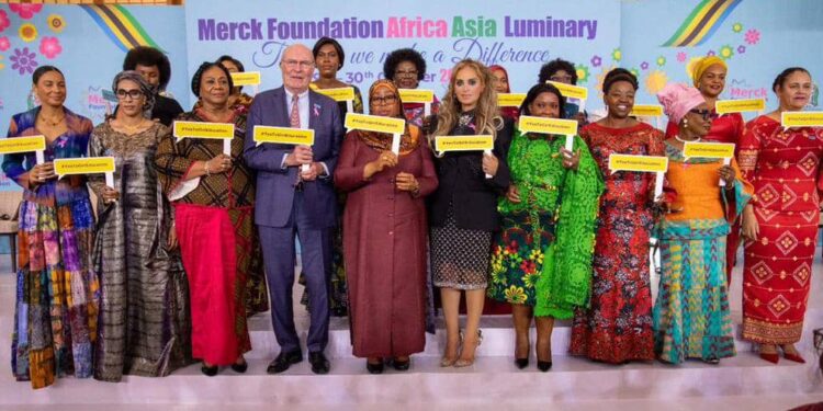 La Fondation Merck: a accordé plus de 2080 bourses à de jeunes médecins de 52 pays dans 44 spécialités critiques et mal desservies.