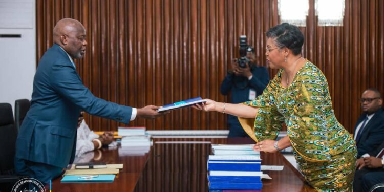 RDC : la chambre basse du parlement déclare recevable le projet de loi de finances 2025 de 49.846,8 milliards de FC ( environ 18 milliards de dollars)