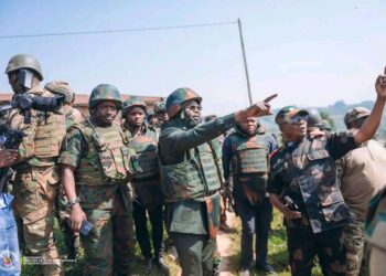 RDC: en mission stratégique au Nord-kivu, le VPM de la défense palpe du doigt la réalité sur la ligne de front 