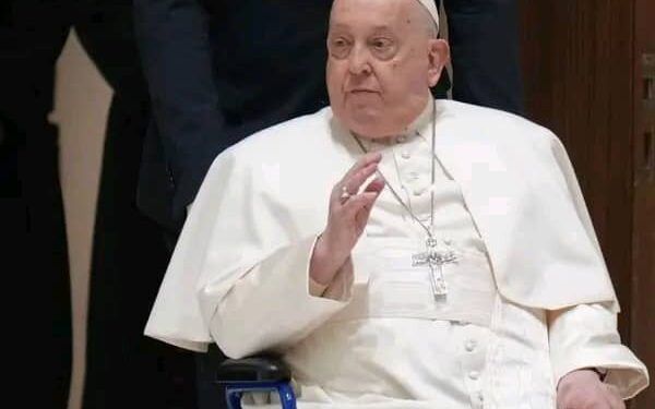 Église Catholique: Malgré son Malaise de Pneumonie Bilatérale, le Pape François est en bonne humeur