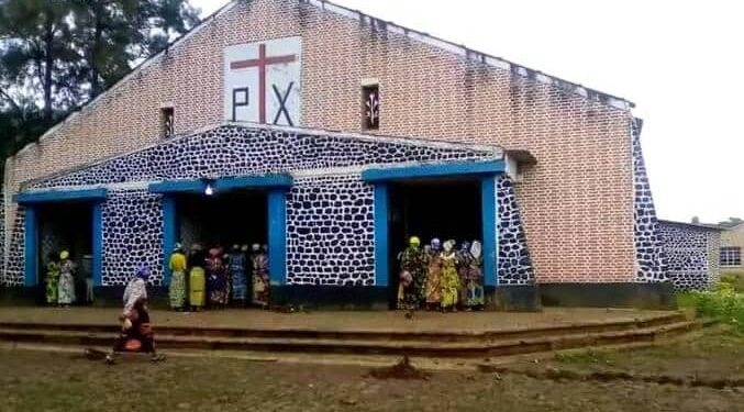 Kabare : Les prêtres de la Paroisse Saint Pie X à Murhesa, surpris en pleine réunion par l’entrée des bandits