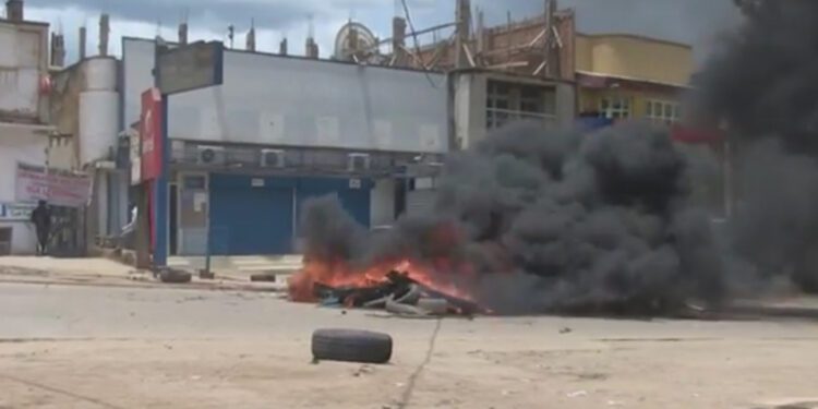 Bukavu : Des jeunes manifestent avec le corps d’un garçon pour dénoncer les assassinats arbitraires