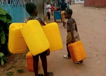 Bukavu : Les bénéficiaires de l’eau de l’association Mama Amka appellent la REGIDESO au bon sens