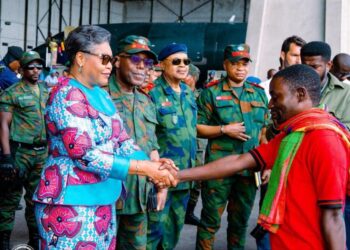RDC : La Première ministre Judith Suminwa Tuluka Accueille le Premier Groupe des FARDC de Retour à Ndjili