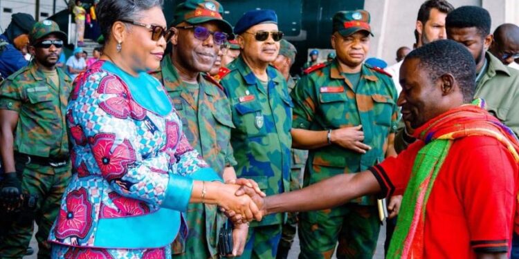 RDC : La Première ministre Judith Suminwa Tuluka Accueille le Premier Groupe des FARDC de Retour à Ndjili