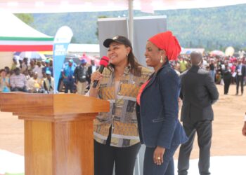 RDC-Burundi : La Première Dame Denise Nyakeru Tshisekedi Apporte Réconfort et Espoir aux Déplacés Congolais