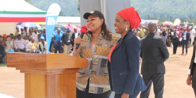RDC-Burundi : La Première Dame Denise Nyakeru Tshisekedi Apporte Réconfort et Espoir aux Déplacés Congolais
