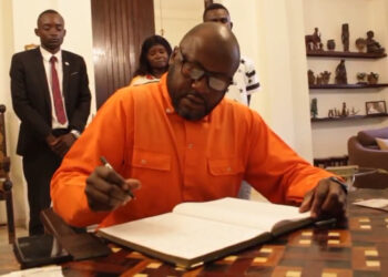 RDC : Hommage au Pape François – L’honorable Ados Ndombasi signe le livre de condoléances à Kinshasa
