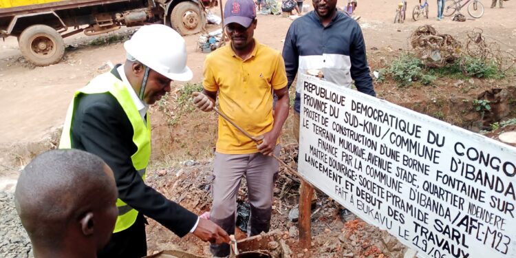 Bukavu: le Bourgmestre de la commune d’Ibanda sous l’AFC-M23 inaugure une borne fontaine à Mukukwe