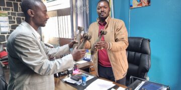 Bukavu : Byamungu Kazimiri Samuel, Bourgmestre de Kadutu sous l’AFC-M23 réceptionne des engins explosifs ramassés dans son entité