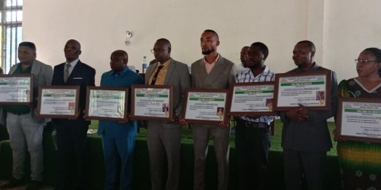 Bukavu: La Synergie des Organisations pour le Développement de Panzi décerne des diplômes de mérite aux notables de la commune d’Ibanda 