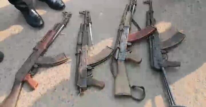 Bukavu : 4 armes à feu et une trentaine de présumés bandits appréhendés lors d’un bouclage à Kadutu