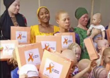 Bukavu: À quelques jours de la rentrée Scolaire, OIPVA distribue des fournitures scolaires à 76 enfants albinos et vulnérables