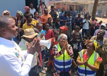 Bukavu: Le Bourgmestre de Kadutu, Byamungo Kazimiri soulage les vendeurs du Marché Beach Muhanzi