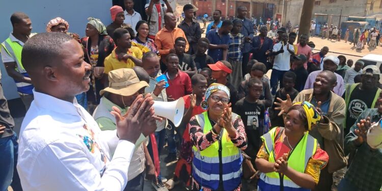 Bukavu: Le Bourgmestre de Kadutu, Byamungo Kazimiri soulage les vendeurs du Marché Beach Muhanzi