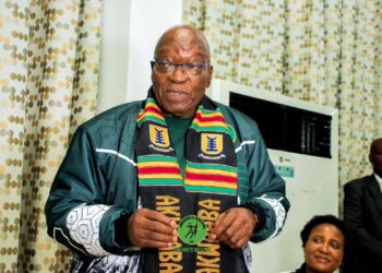 L’ancien président sud-africain, portant une écharpe aux couleurs panafricaines d’Umkhonto weSizwe, lors d’un rassemblement à l’Université UPSA d’Accra, au Ghana.