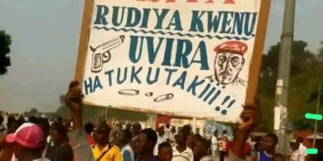 Uvira, Sud-Kivu – Des manifestants brandissent une pancarte hostile lors des protestations citoyennes, ce lundi. Le message appelle au départ de Général Olivier Gasita